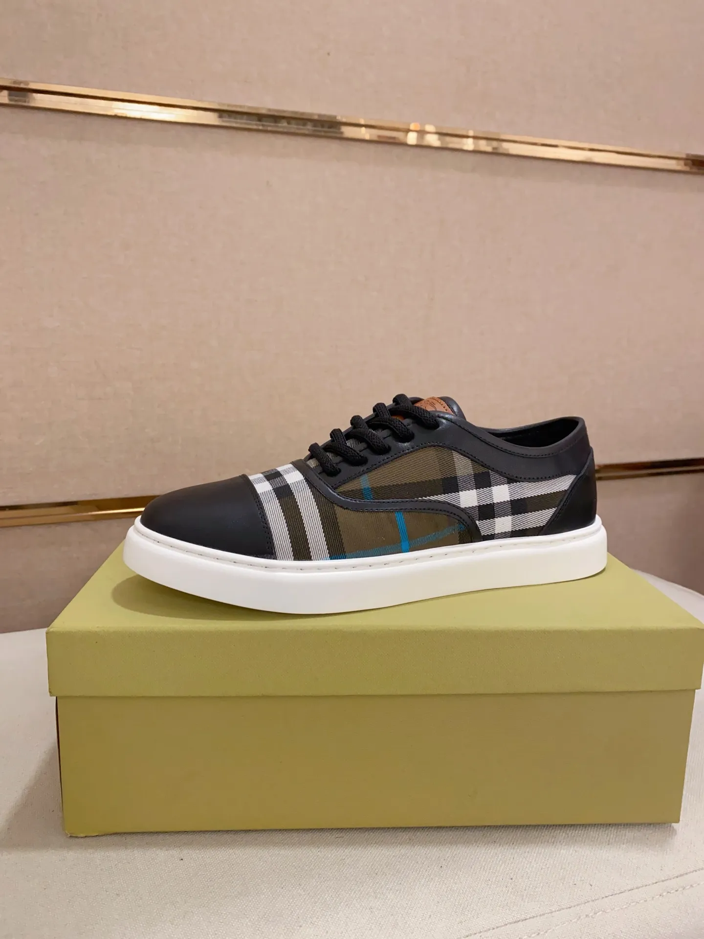 Men's shoes💰: 400💰🇮🇹🇮🇹The counters are synchronized with BURBERRY's top purchasing agents🔍🔍Synchronized sales. Positive code number: 38-44. Italian imported cowhide with official website fabric. Fully imported sheepskin lining, sole: original sole provided by the original factory, exclusive movable molded sole, super comfortable, original factory follow-up goods, 🔍🔍high quality, you can enter and leave the counter at will, welcome to compare (can be customized 45)